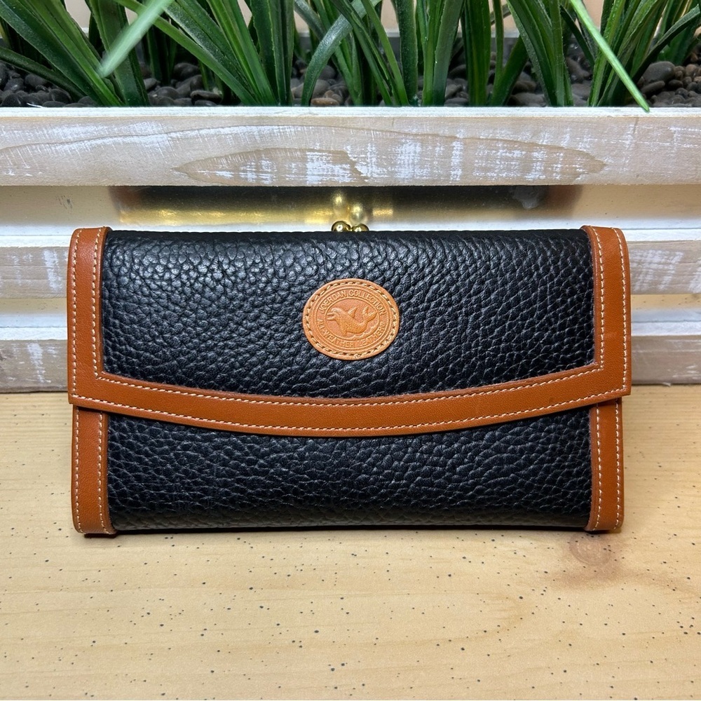 Hato Hasi | Pebble Grain Continental Clutch in Black / Brown Leather - Picture 13 of 15